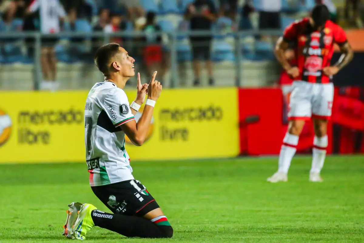 El joven defensa central Iván Román celebra tras el término del partido y clasificación para Palestino .Partido válido por fase 2 de Copa Libertadores de América,, Agencia Uno