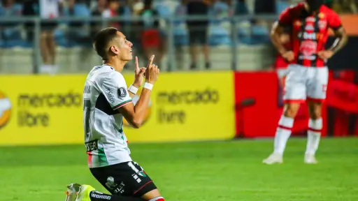 El joven defensa central Iván Román celebra tras el término del partido y clasificación para Palestino .Partido válido por fase 2 de Copa Libertadores de América,, Agencia Uno