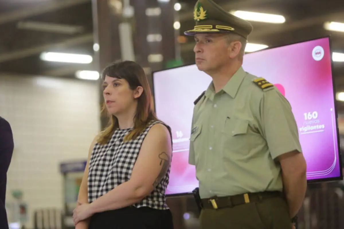 Constanza Martínez, Agencia Uno