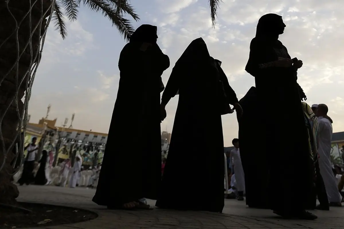 Mujeres saudíes llegan a una mezquita en Riad, Hassan Ammar/AP