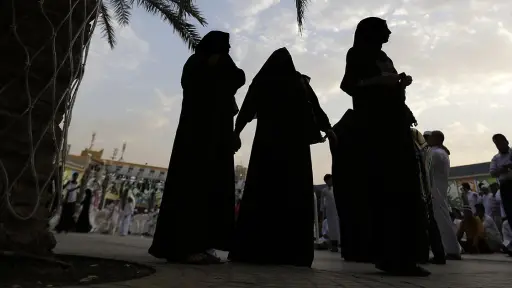 Mujeres saudíes llegan a una mezquita en Riad, Hassan Ammar/AP
