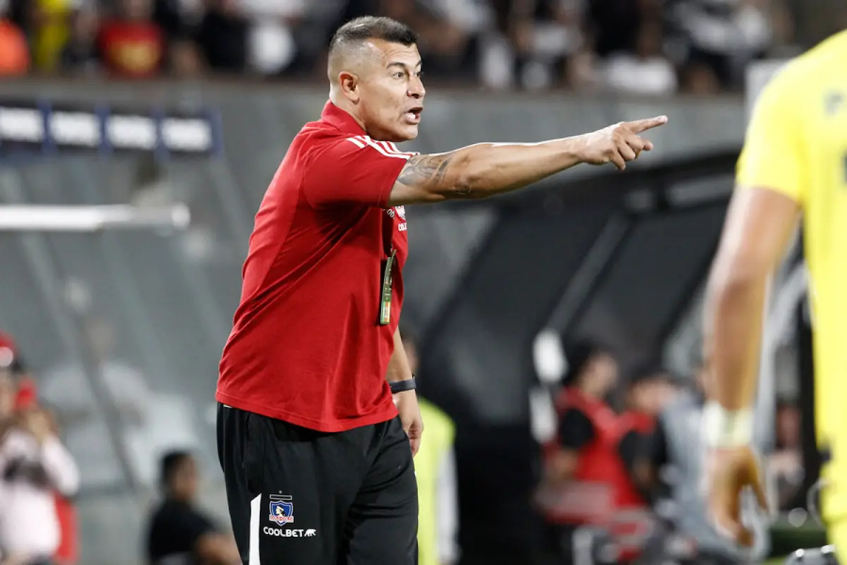 Jorge Almirón da instrucciones durante el Partido válido por Copa Libertadores entre Colo-Colo de Chile y Sportivo Trinidense de Paraguay, disputado en el estadio Monumental, RNESTO GUEVARA/ AGENCIA UNO