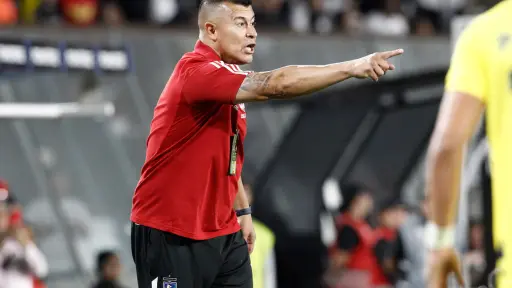 Jorge Almirón da instrucciones durante el Partido válido por Copa Libertadores entre Colo-Colo de Chile y Sportivo Trinidense de Paraguay, disputado en el estadio Monumental, RNESTO GUEVARA/ AGENCIA UNO