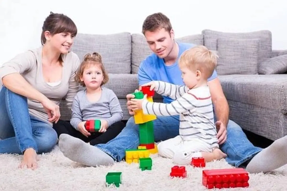 Niños jugando con sus padres, cedida