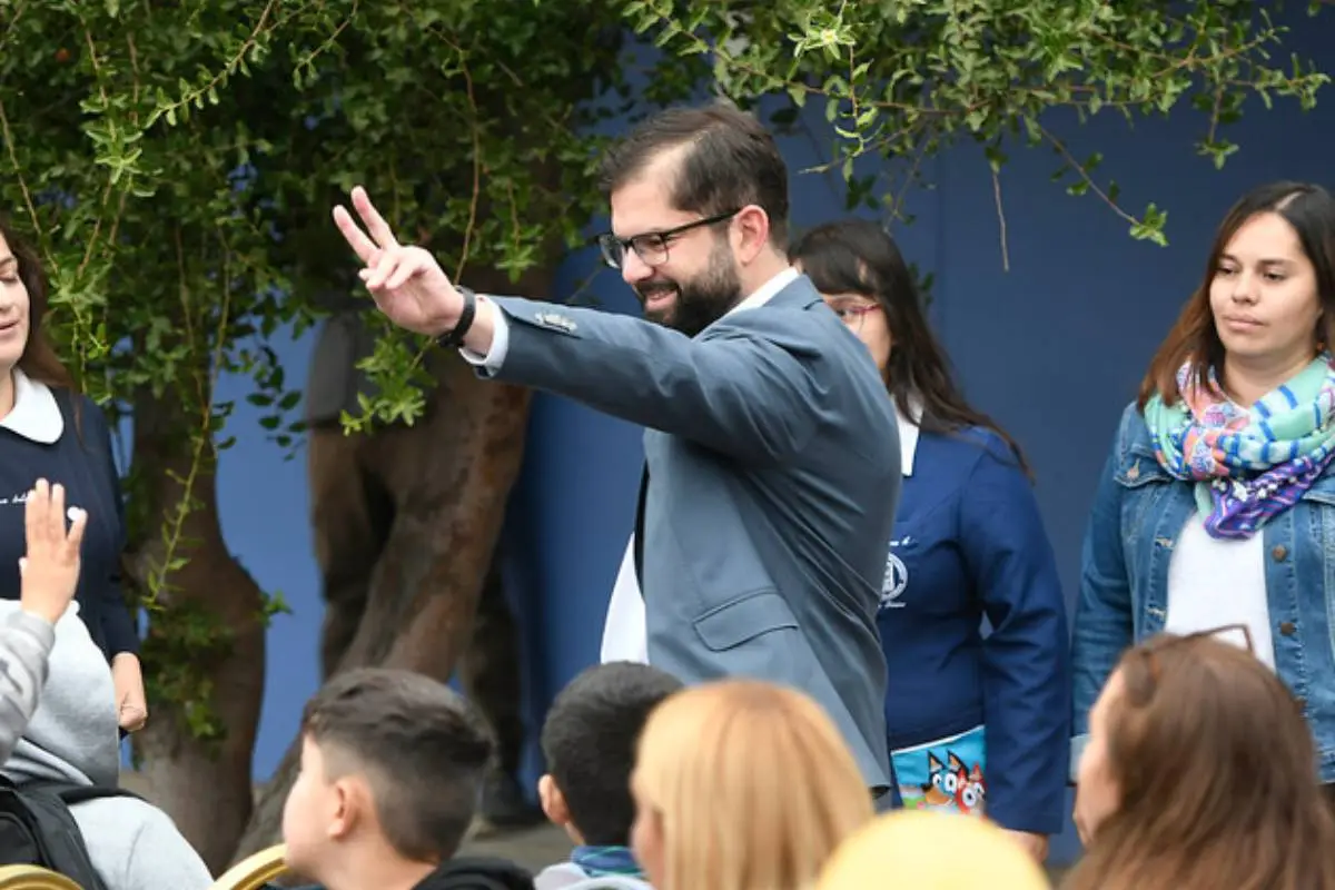 Gabriel Boric, Agencia Uno