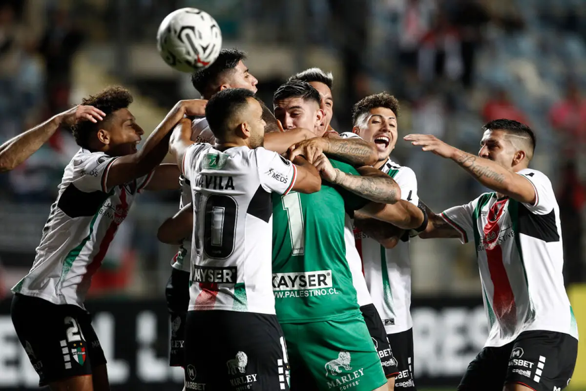 Los jugadores de Palestino festejan la clasificación a la siguiente ronda, durante el partido válido por Copa Libertadores entre Palestino de Chile y Nacional de Paraguay, disputado en el estadio El Teniente de Rancagua, ERNESTO GUEVARA/ AGENCIA UNO