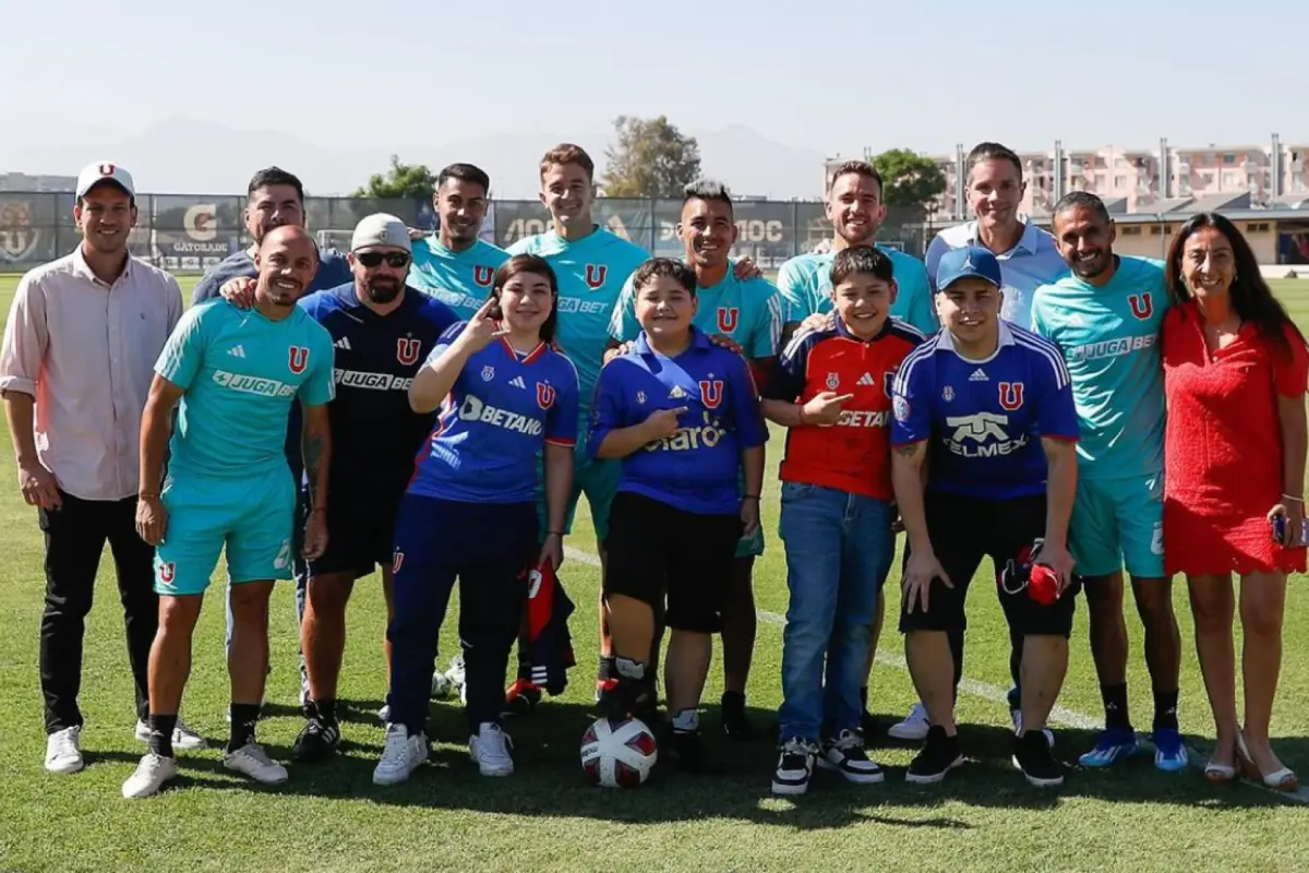 Patito junto al plantel, Universidad de Chile