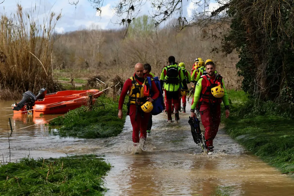 Un equipo de rescate en labores de búsqueda, AFP