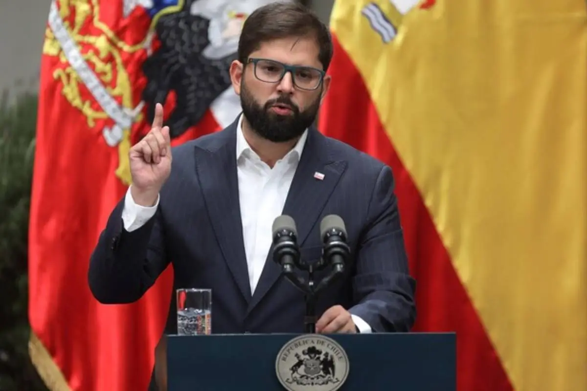 Gabriel Boric, Agencia Uno