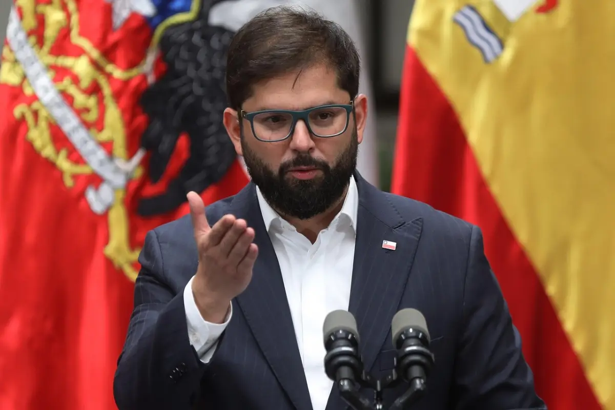 Gabriel Boric, Agencia Uno