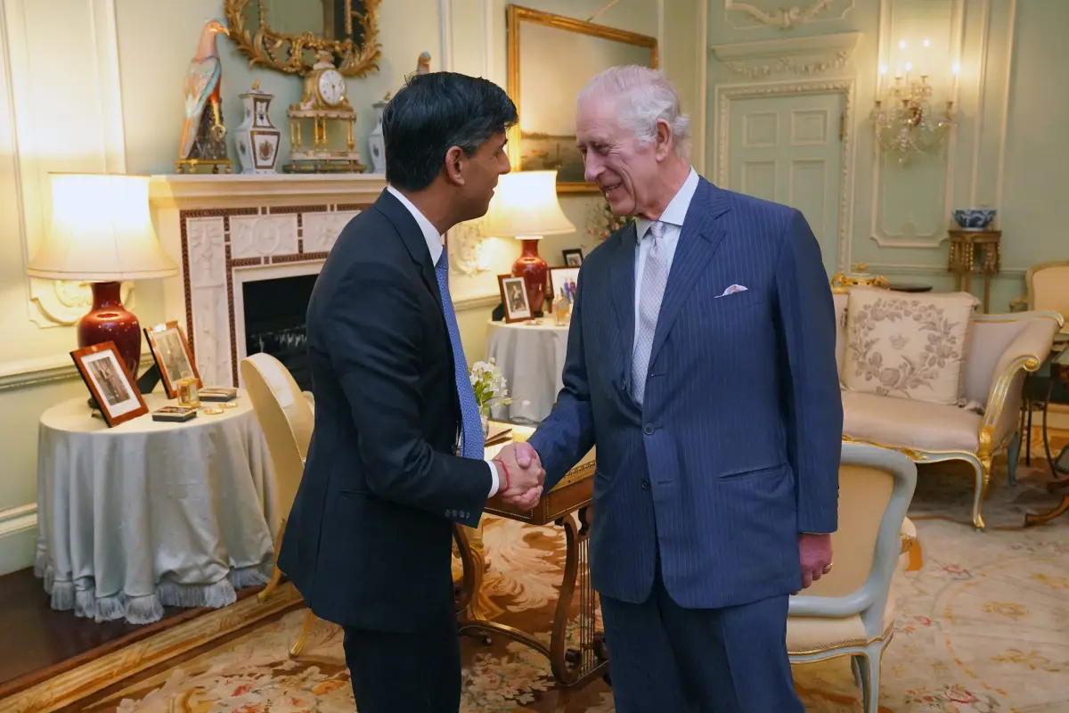 Rey Carlos III junto al primer ministro Rishi Sunak, The Royal Family