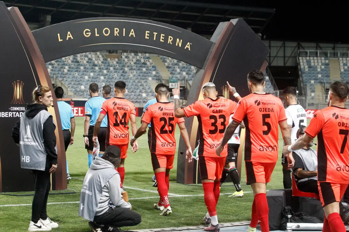 Los equipos salen a la cancha antes del partido válido por Copa Libertadores entre Palestino de Chile y Nacional de Paraguay, disputado en el estadio El Teniente de Rancagua, Agencia Uno