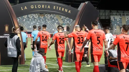 Los equipos salen a la cancha antes del partido válido por Copa Libertadores entre Palestino de Chile y Nacional de Paraguay, disputado en el estadio El Teniente de Rancagua, Agencia Uno