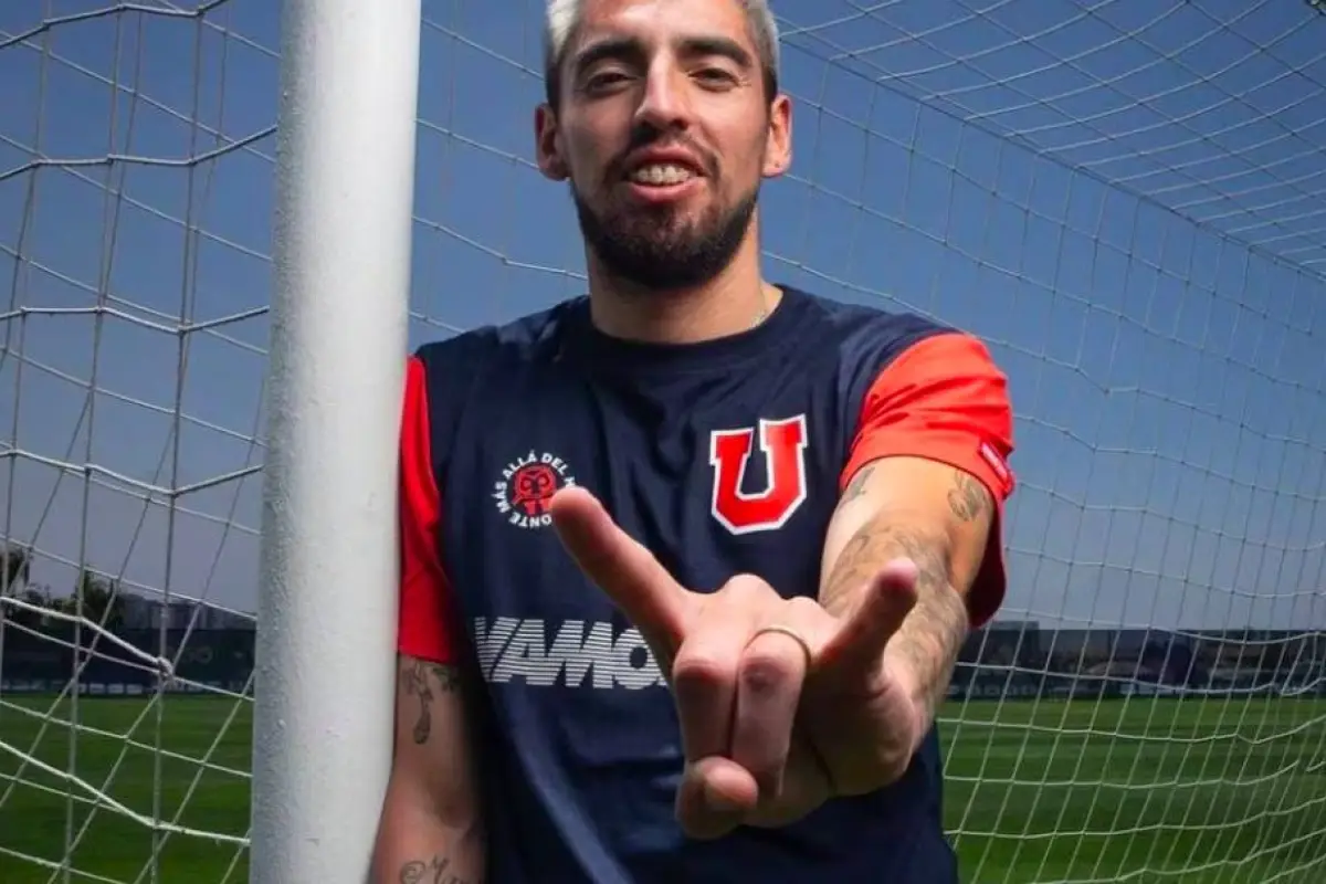 Gabriel Castellón lleva un gol en contra en la portería azul., Universidad de Chile
