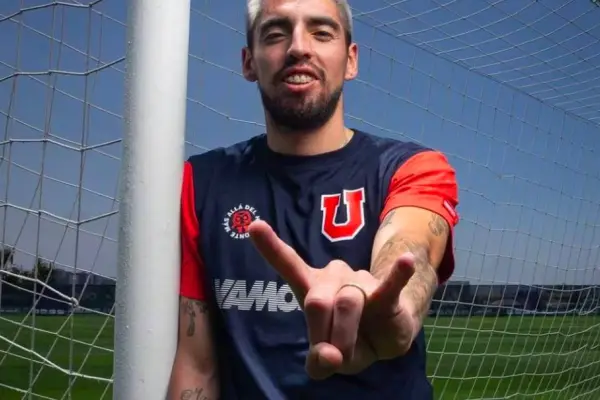 Gabriel Castellón lleva un gol en contra en la portería azul. ,Universidad de Chile