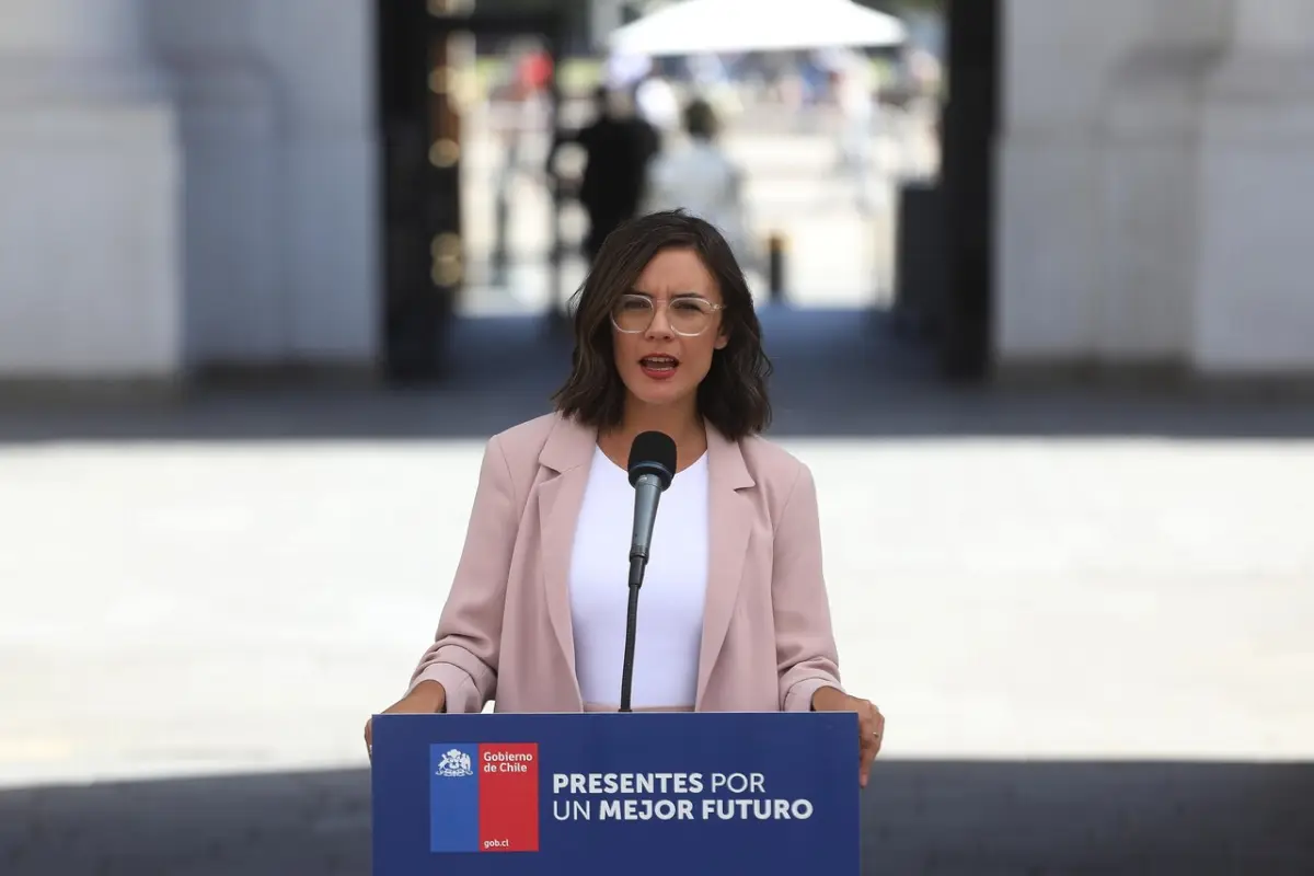 Camila Vallejo, Agencia Uno