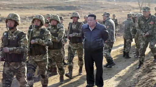 Kim Jong Un visita una base en Corea del Norte el 6 de marzo, Korean Central News Agency/Korea News Service/AP Photo