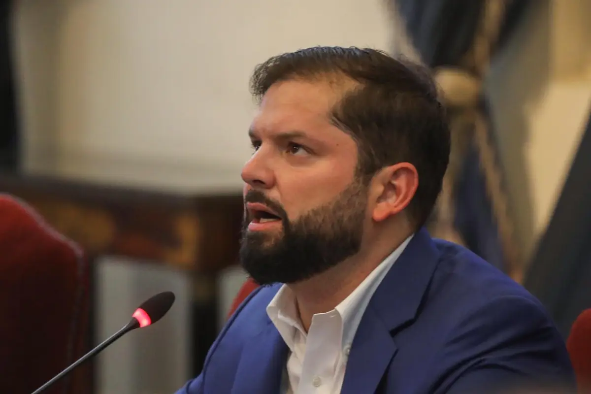 Gabriel Boric, Agencia Uno