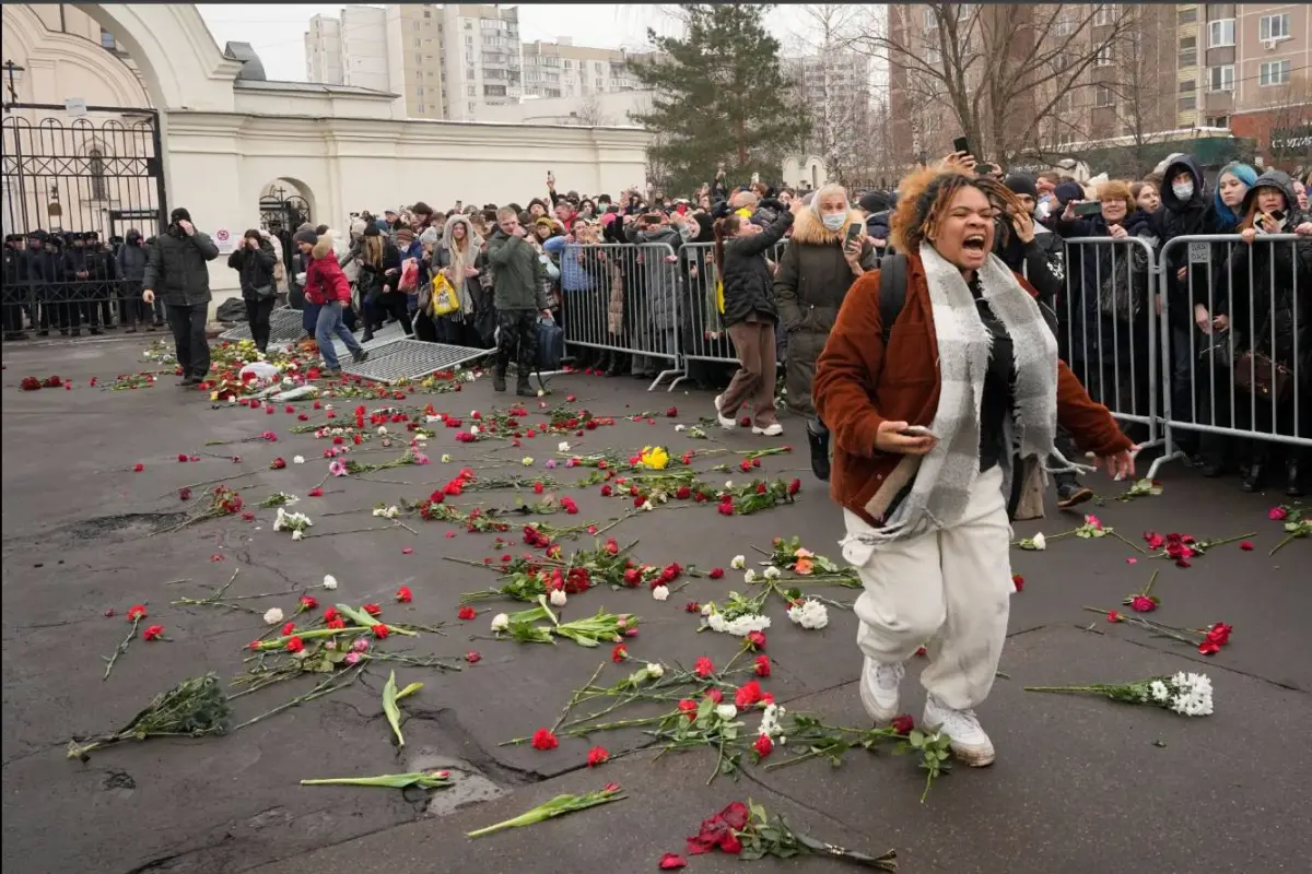 La gente que acudió a despedir a Navalny gritó "¡Gracias, Alexey!". "El amor es más fuerte que el miedo" y "Putin es un asesino"., Alexander Nemenov / AFP / Scanpix / LETA