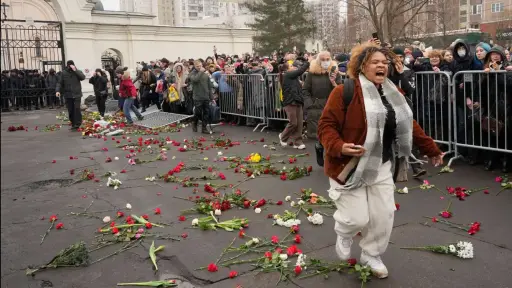 La gente que acudió a despedir a Navalny gritó ¡Gracias, Alexey!. El amor es más fuerte que el miedo y Putin es un asesino., Alexander Nemenov / AFP / Scanpix / LETA