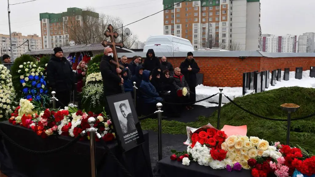 Los padres de Navalny, junto a su tumba. - Olga Maltseva / AFP / Scanpix / LETA