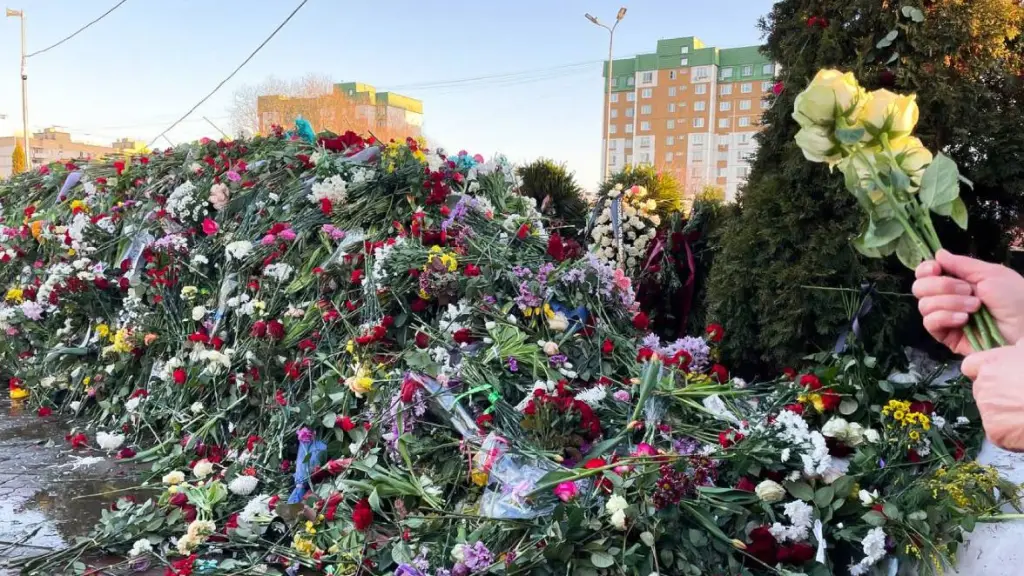 La cruz de la tumba de Navalni estaba oculta bajo flores - Moloko News