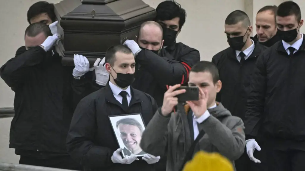 El cuerpo es sacado de la iglesia - Alexander Nemenov / AFP / Scanpix / LETA