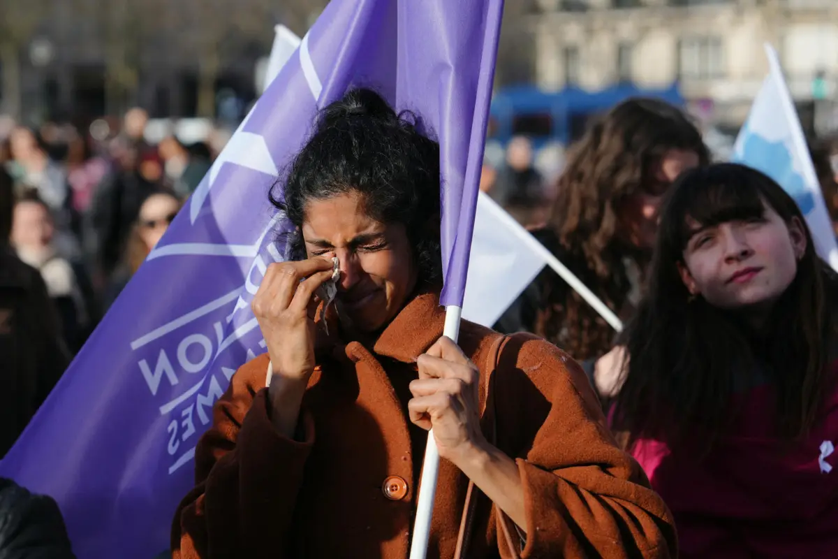 Mujer rompe en llanto tras en anuncio de la formalización de la inclusión del aborto en la Constitución, Dimitar Dilkoff / AFP
