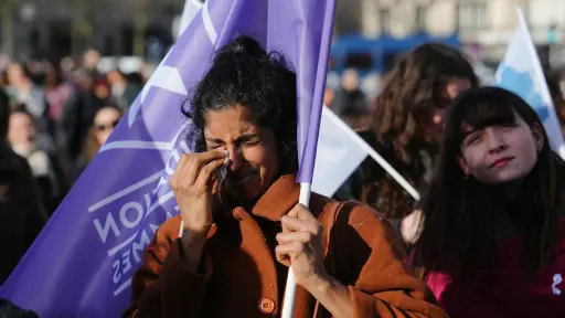 Mujer rompe en llanto tras en anuncio de la formalización de la inclusión del aborto en la Constitución, Dimitar Dilkoff / AFP