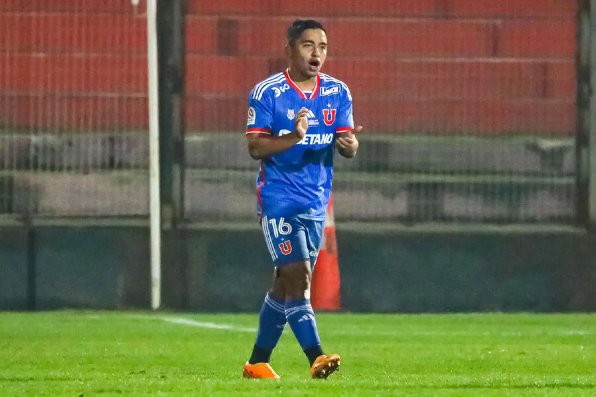 El jugador Nicolas Guerra (c) marca el uno a cero frente a Universidad Catolica, durante el partido valido por la decimo segunda fecha del Campeonato Nacional Betsson 2023, Agencia Uno