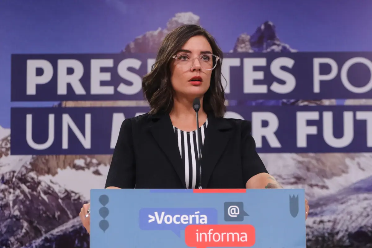 Camila Vallejo, Agencia Uno