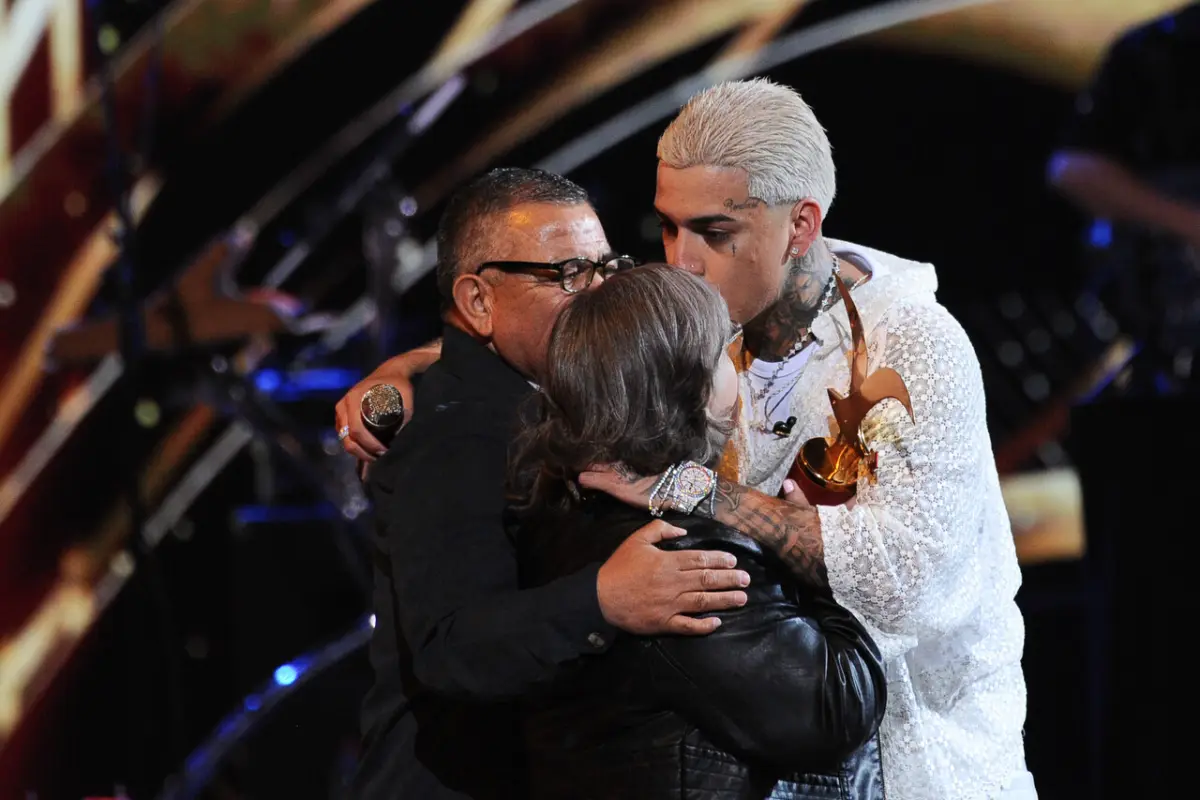 Young Cister, Agencia Uno