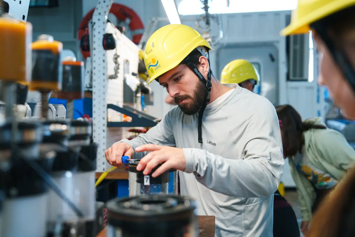 Esteban Quevedo (Universidad Católica del Norte) extrae muestras de los contenedores en los que estaban almacenadas en el vehículo teledirigido, Alex Ingle / Schmidt Ocean Institute