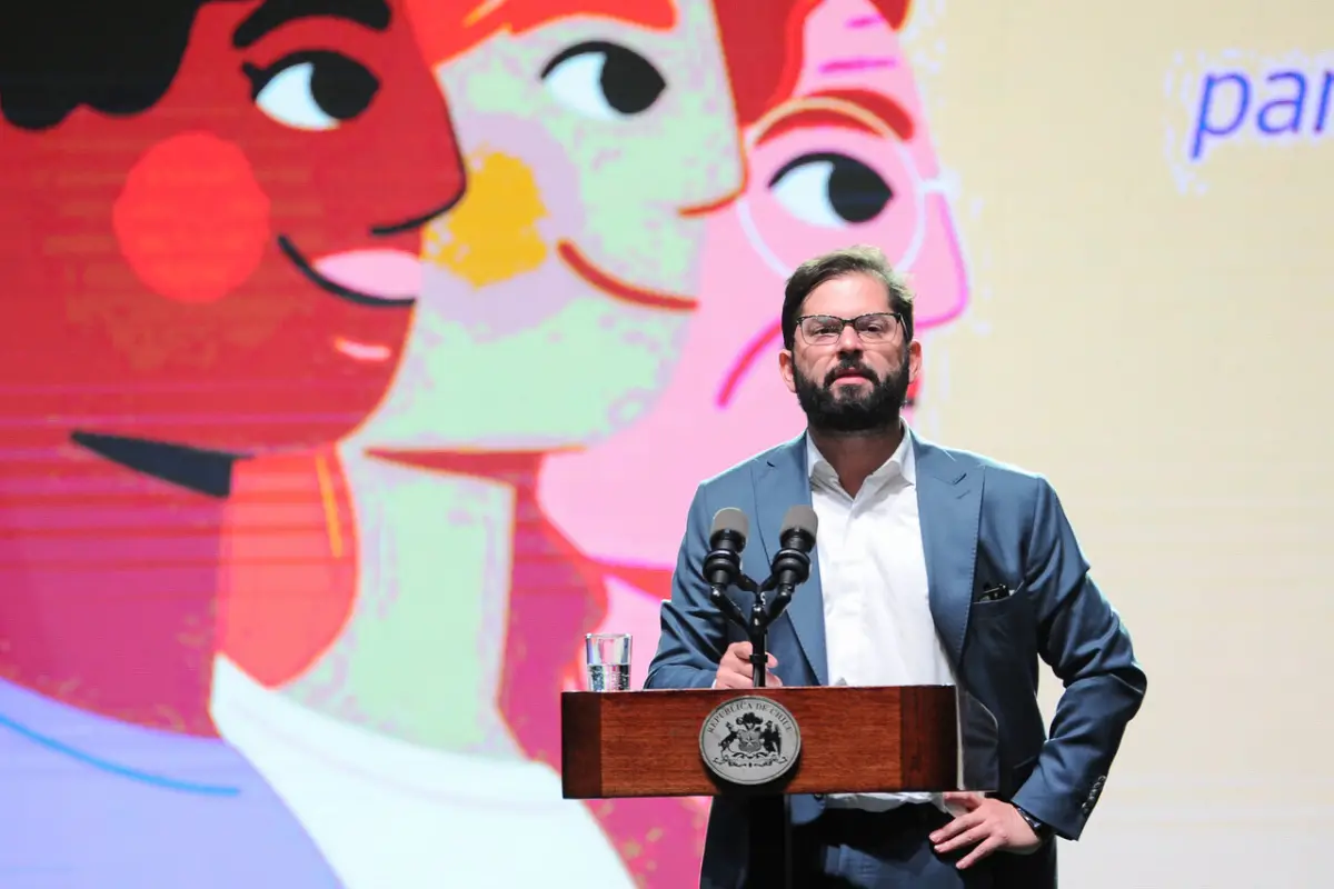 Gabriel Boric, Agencia Uno