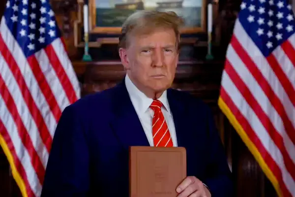 Donald Trump venta de biblias ,Captura video, redes sociales