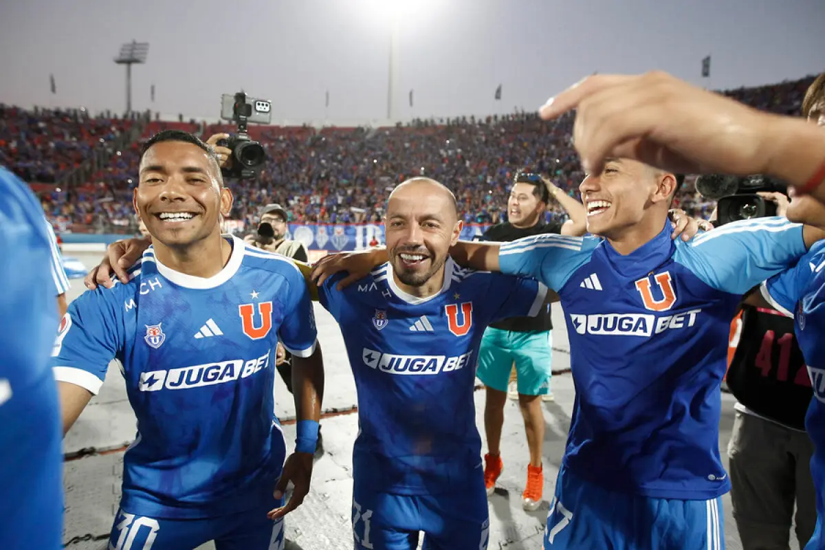 Los jugadores de Universidad de Chile festejan tras el partido, válido por la quinta fecha del campeonato nacional, entre Universidad de Chile y O´Higgins de Rancagua, disputado en el Estadio Nacional, Agencia Uno