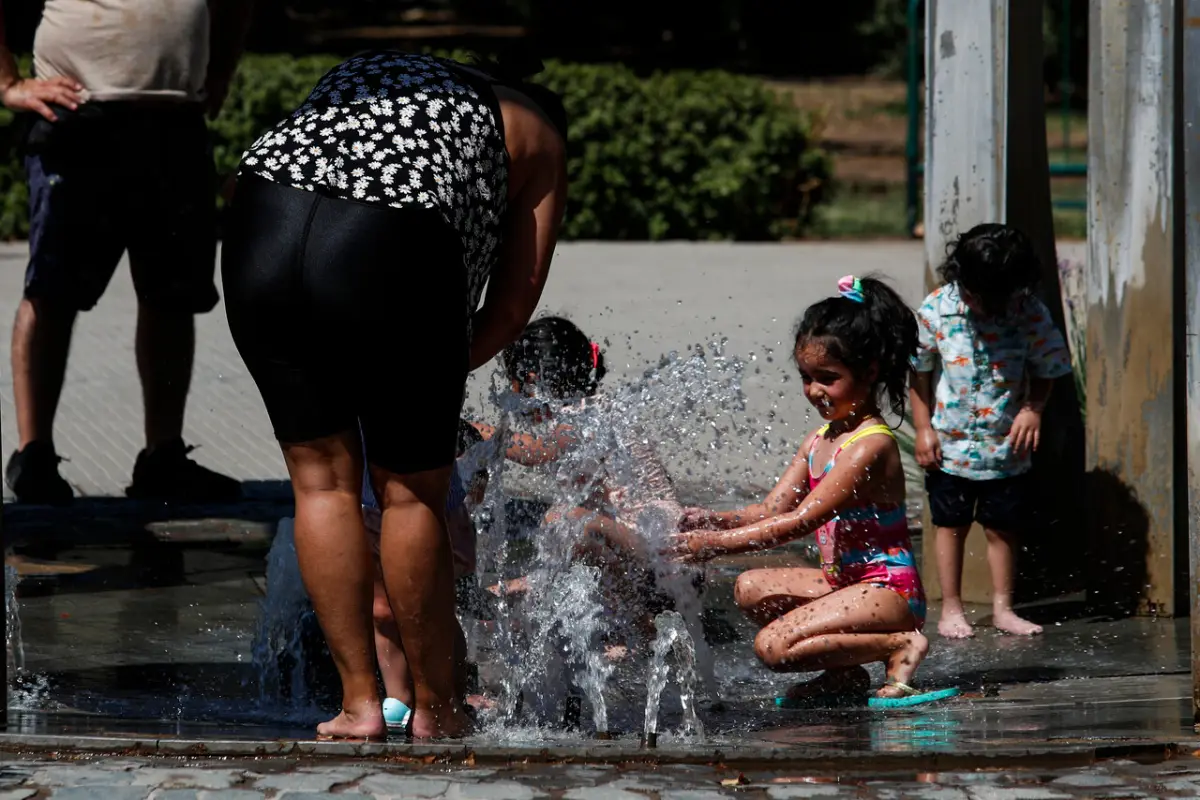 Los capitalinos seguirán sufriendo o gozando con el calor, Agencia Uno