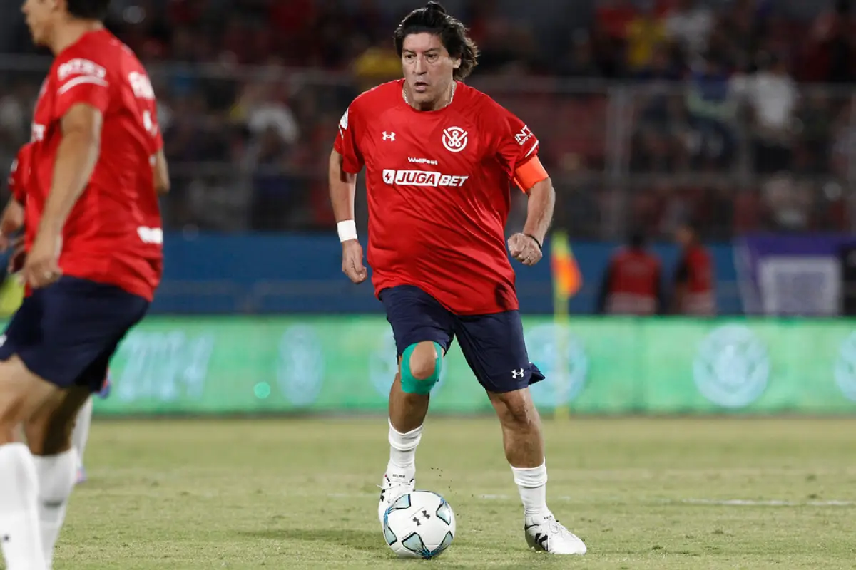 Partido de leyendas disputado en el Estadio Nacional., Agencia Uno