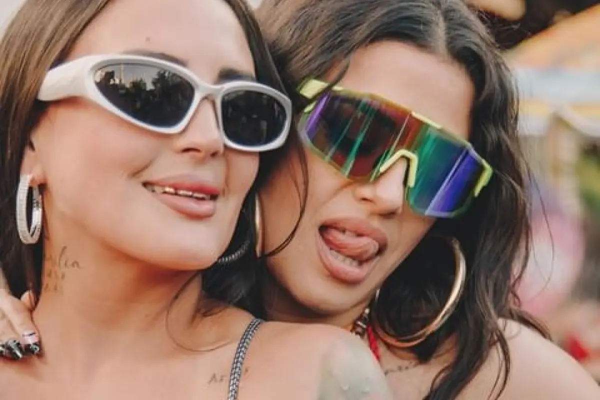Blue Mary con Karla Melo incendiaron Instagram con fogoso beso, instagram @karla_melo_