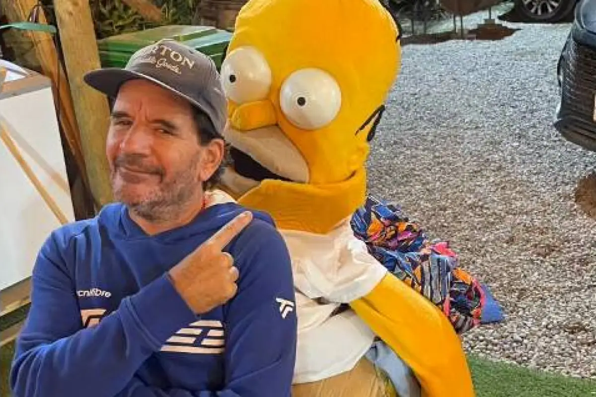 Vasco Moulian se viste de Homero Simpson, Redes Sociales