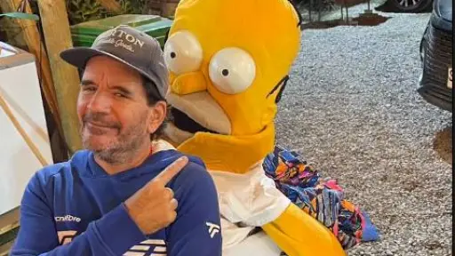 Vasco Moulian se viste de Homero Simpson, Redes Sociales
