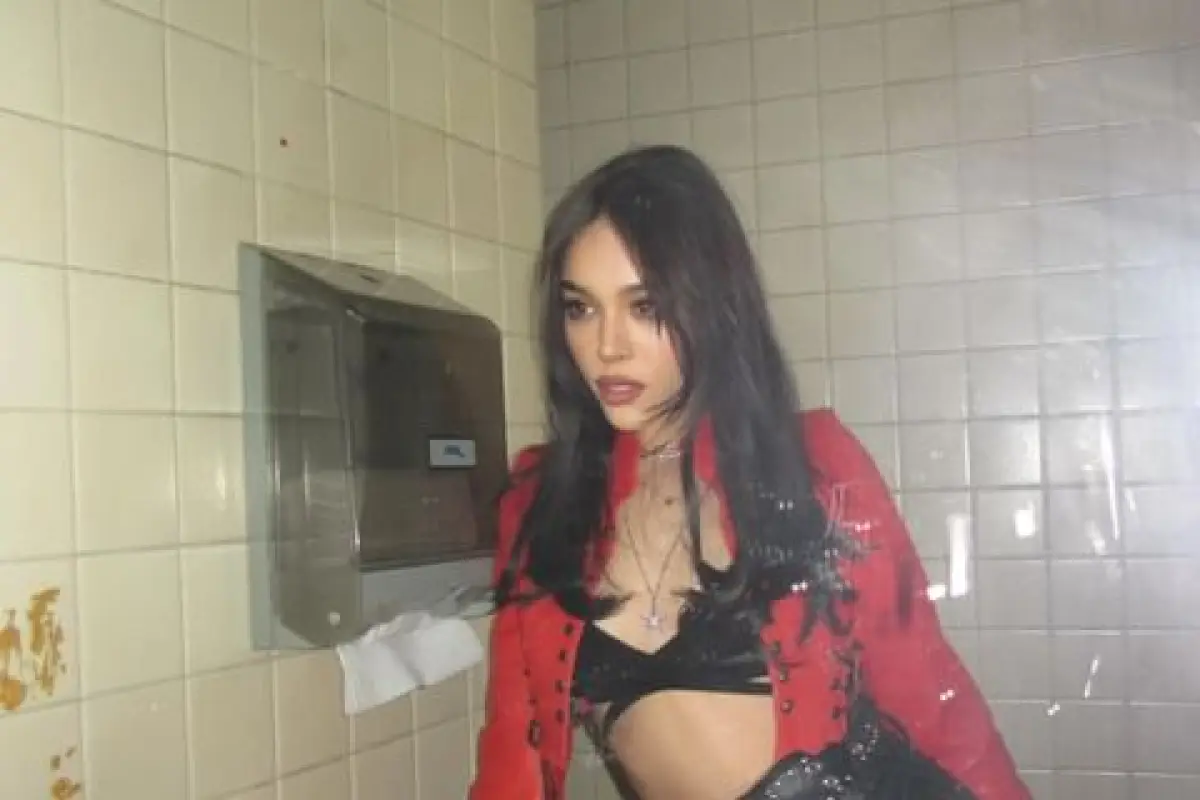 Danna posando frente a un espejo, instagram @danna