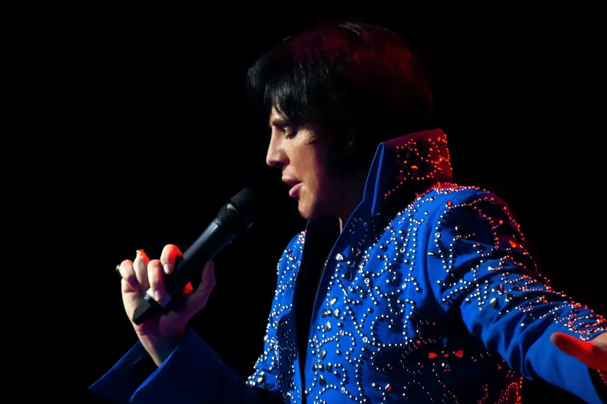 Shawn Klush como Elvis Presley, Cedido