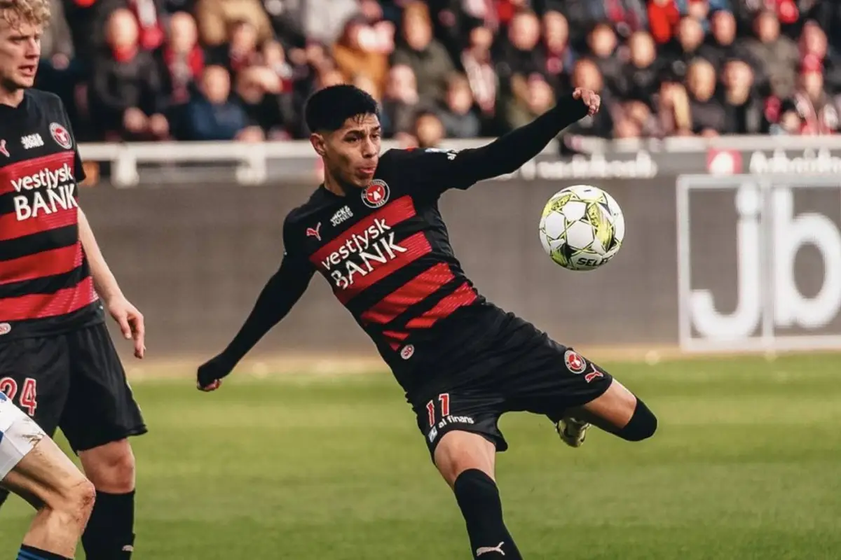 Darío Osorio anotando en Dinamarca, Midtjylland