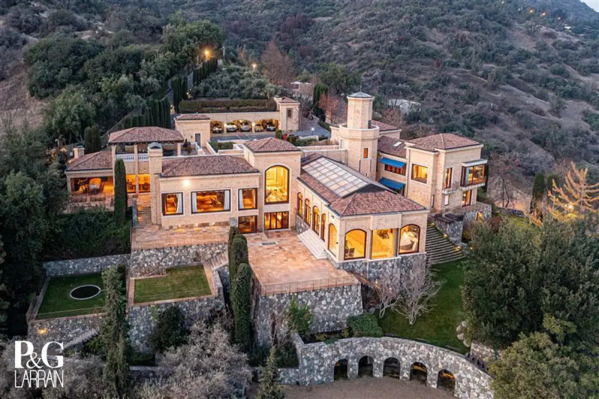 Mansión de Leonardo Farkas , Redes sociales