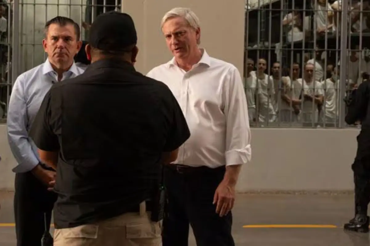 Kast visitó megacárcel en El Salvador, Twitter