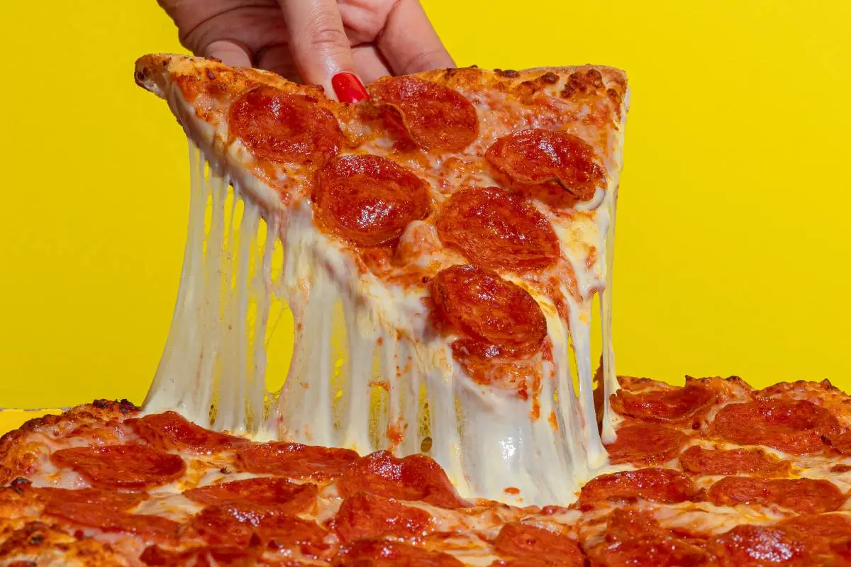 Under Pizza, Redes Sociales