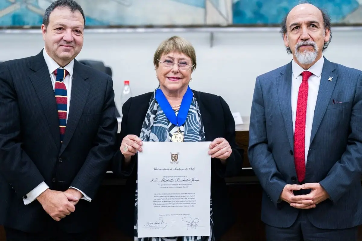 Michelle Bachelet fue distinguida en la Usach, Twitter