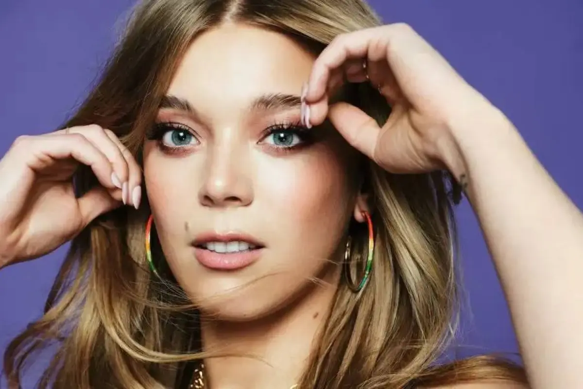 Becky Hill  , Redes sociales