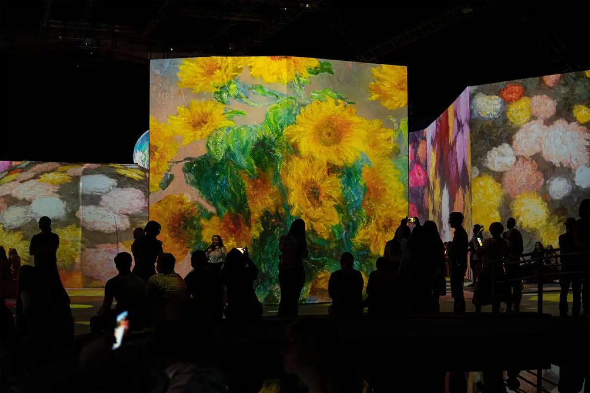 Monet by the Water, Redes sociales